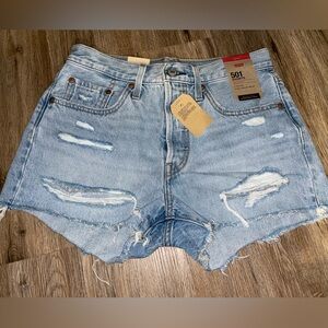 Levi 501 shorts
High rise fitted through hip